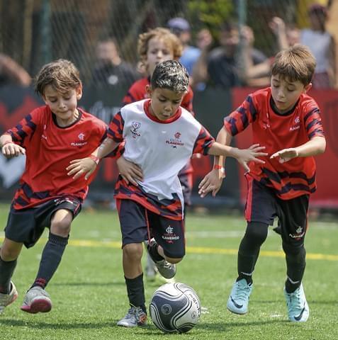 Imagem de crianças jogando futebol