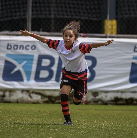 Imagem de crianças jogando futebol